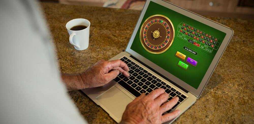 Гравець грає в онлайн рулетку на ноутбуці